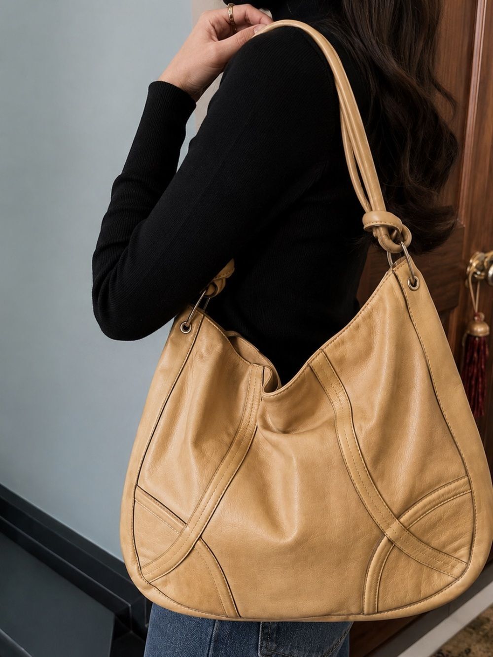 Calvin Klein Shoulder Bag Tan
EUC 17w x 13h Fine Stitching hobo bag large